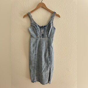 Vintage-Inspired Light Wash Denim Bodycon Dress